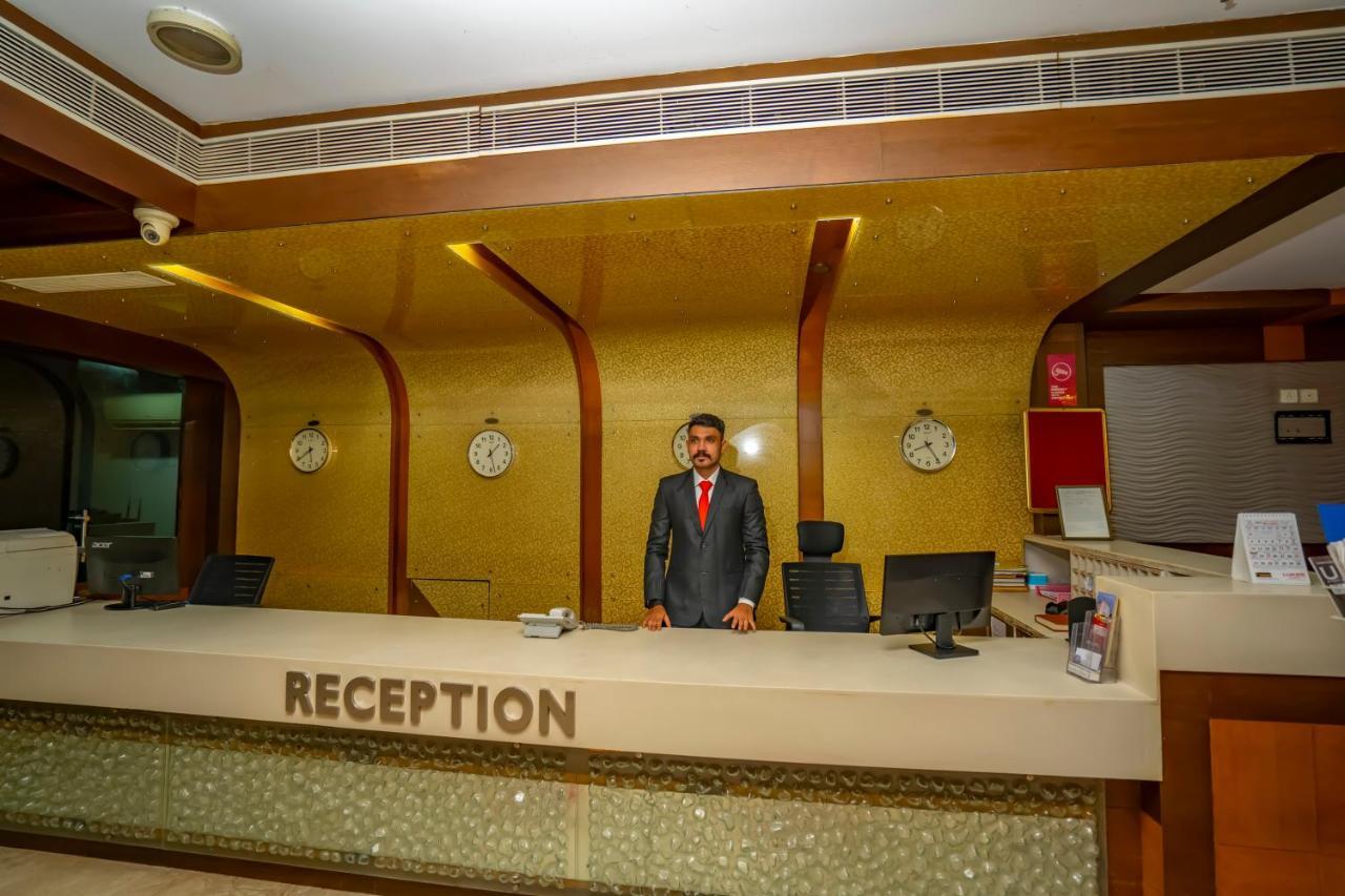 Hotel Sidhartha Chalakudy Kizhake Chalakudi Bagian luar foto