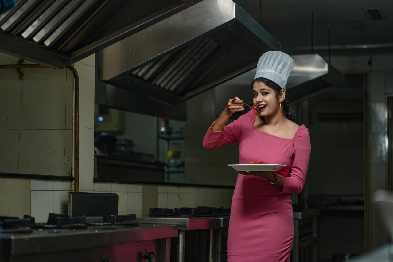 Hotel Sidhartha Chalakudy Kizhake Chalakudi Bagian luar foto